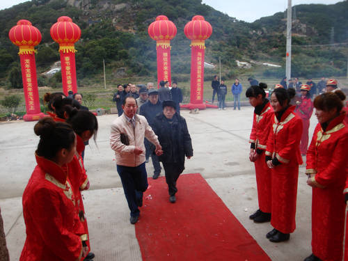 周喜官主任引领外地宗亲进入祠堂DSC00426.JPG