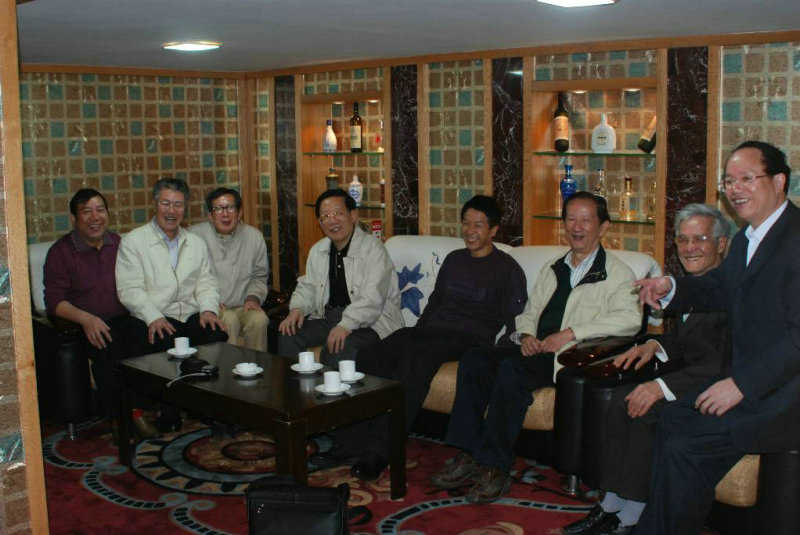 10休会时周瑞金总顾问、周时选会长部分与会人员合影.jpg