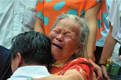 北大校长周其凤回乡祝母90大寿1.jpg