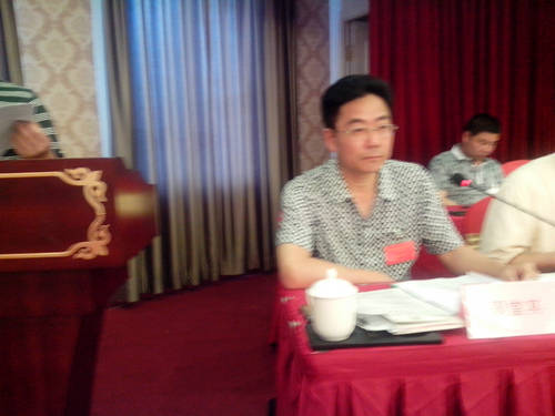 周堂其主持大会IMG_20130519_101210.jpg