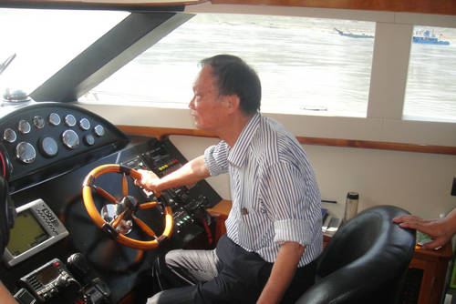 总会长周贤钧在他的游艇上DSC03940.JPG