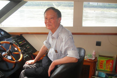总会长周贤钧在他的游艇上DSC03945.JPG