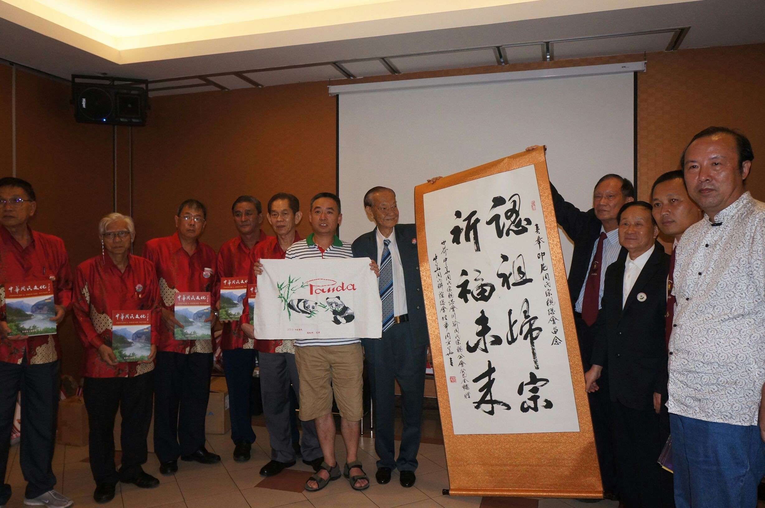 向印尼宗亲会赠送QQ图片20131208162047.jpg