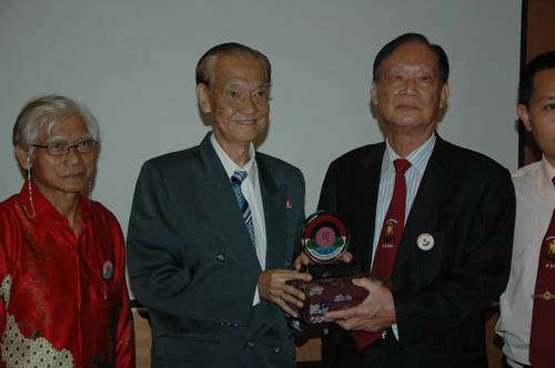 印尼雅加达周氏宗亲会向总会会长周贤钧赠送纪念品.JPG
