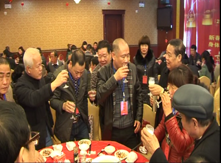 复件 济德会长敬酒QQ截图20140212221630.png