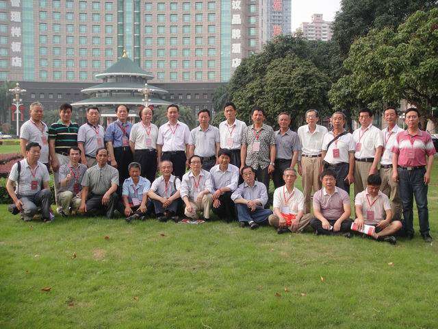 湖南代表与总会执行会长周时选在珠江宾馆留影