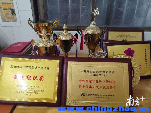  沙富村五虎纪念馆内陈列着周家拳弟子获得的一部分奖项。周柳妤 摄