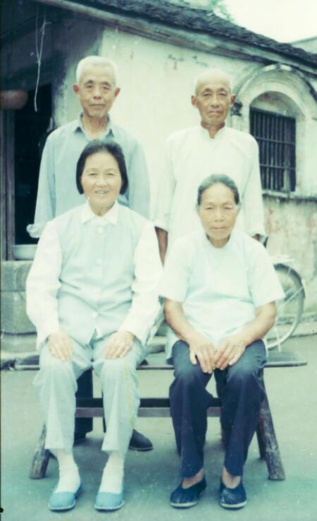 1987年6月19日周明耀赵荷英夫妇和兄周明奎倪美姑夫妇在家合影.jpg