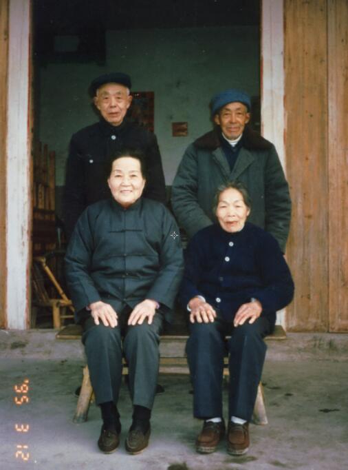 1995年3月12日周明耀赵荷英夫妇和兄周明奎倪美姑夫妇在家合影.jpg
