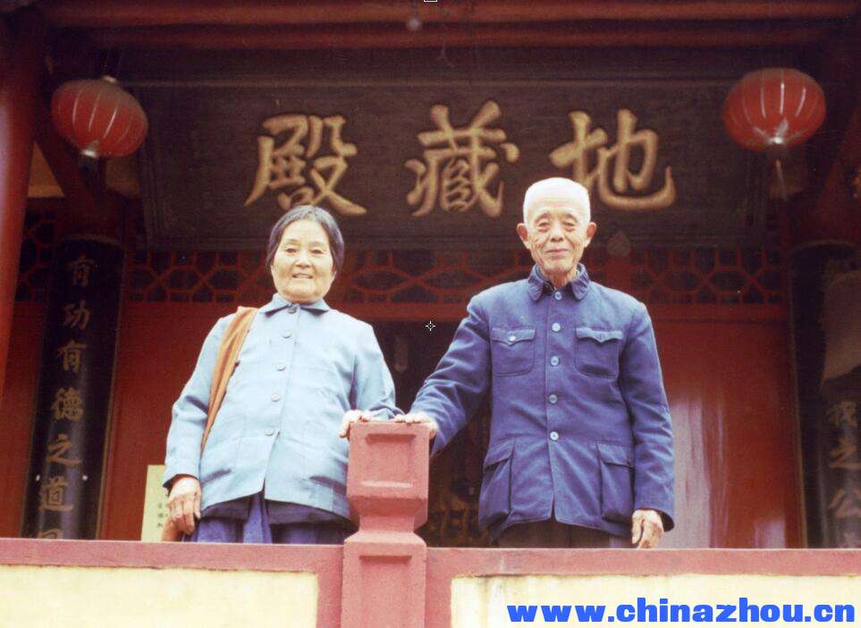 2000年10月29日周明耀赵荷英夫妇在萧山坎山地藏寺.jpg