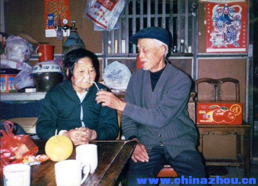 2002年5月11日周明耀在家照料病重的赵荷英.jpg