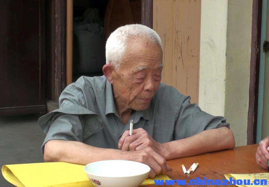 2009年6月14日周明耀在妻赵荷英九十岁阴寿视榜.jpg