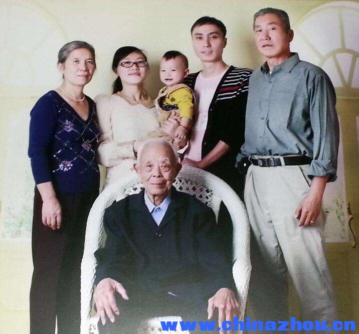 2013年6月周明耀全家福.jpg