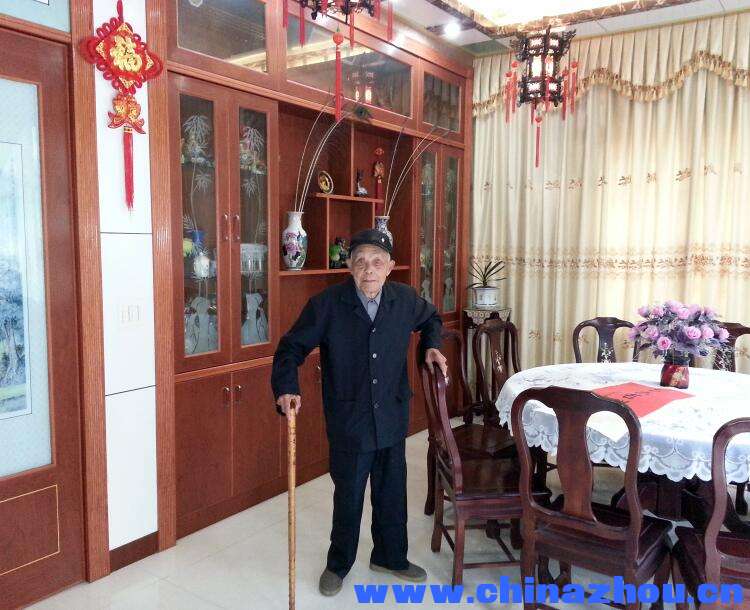 2015年5月30日周明耀在侄长孙周建华家.jpg