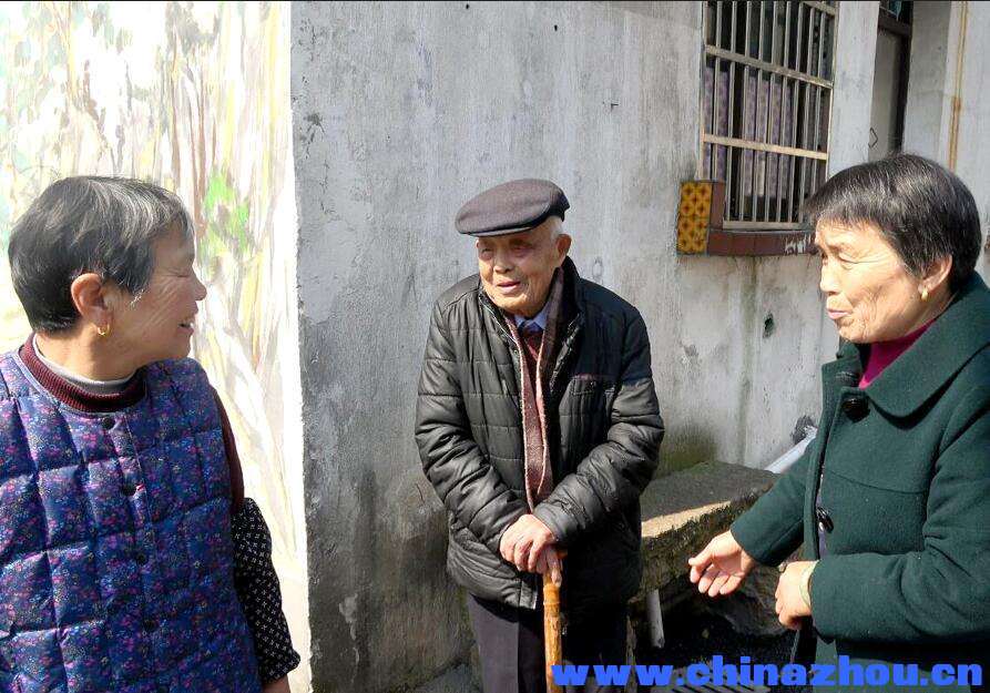 2019年3月24日周明耀和绍兴安昌西扆山坟亲交谈.jpg