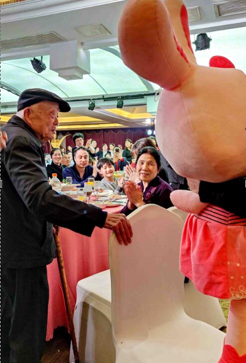 2020年4月21日周明耀在侄曾孙周呈恺王梦迪婚宴上.jpg