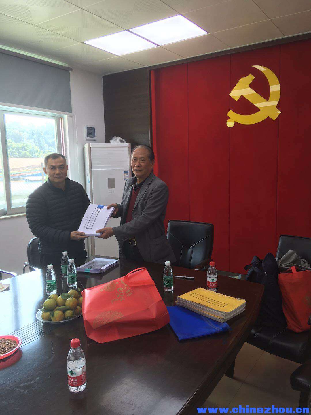 中山南朗镇关塘村周氏宗亲赠送周锦旋族谱