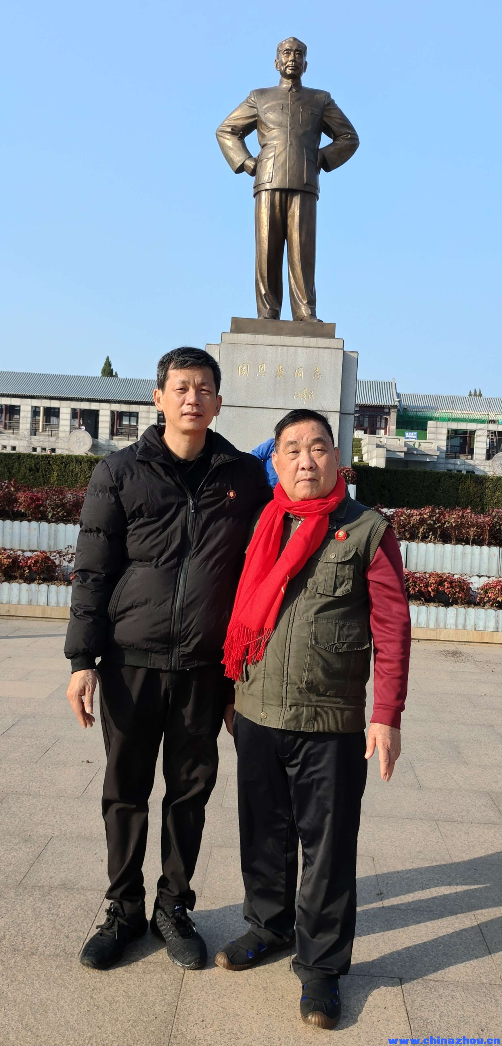 周华戴周国英合影留念