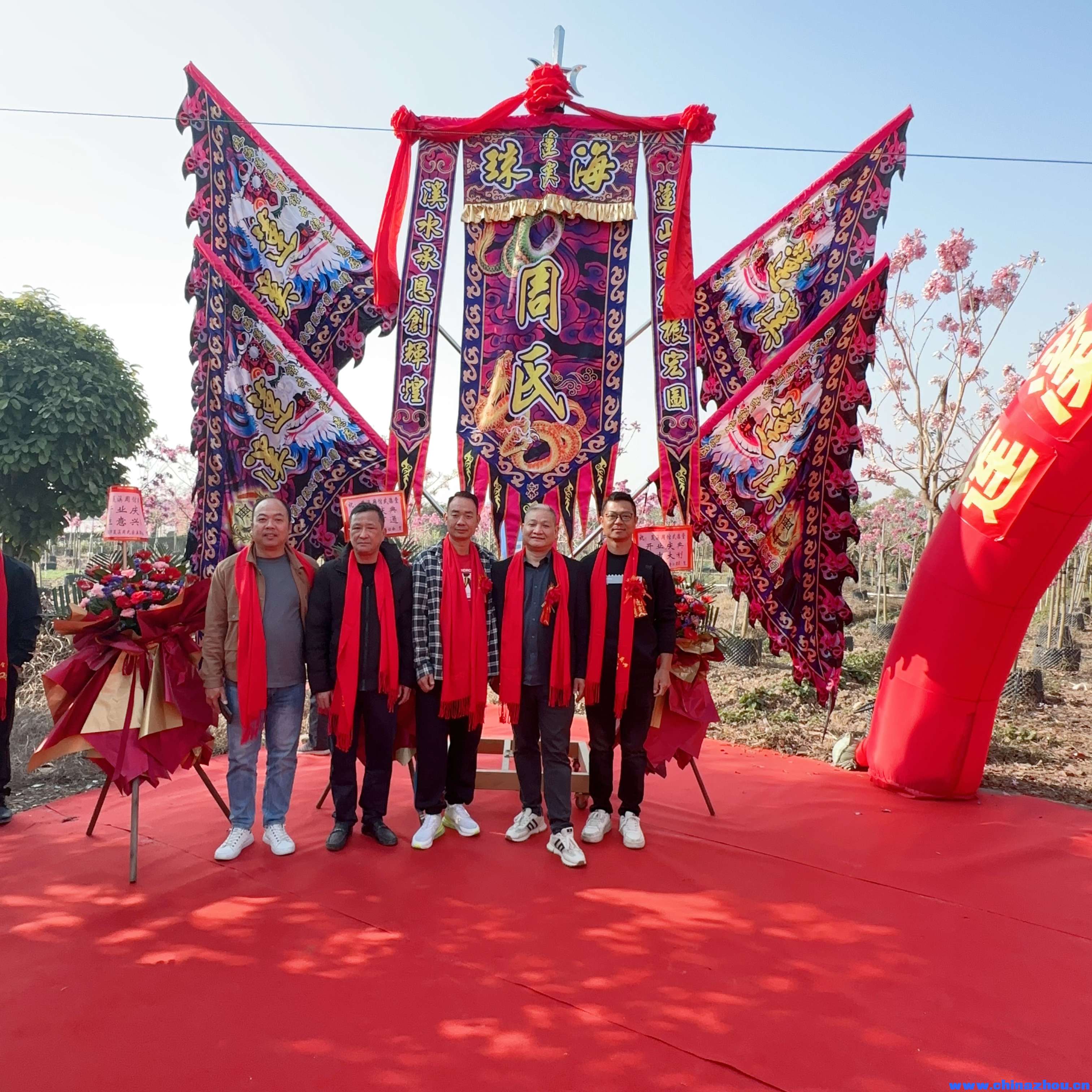 莲溪周館武德堂开业庆典  1. 庆典概况：莲溪周館武德堂举行了一场盛大的开业庆典。庆典现场布置得十分喜庆  ...