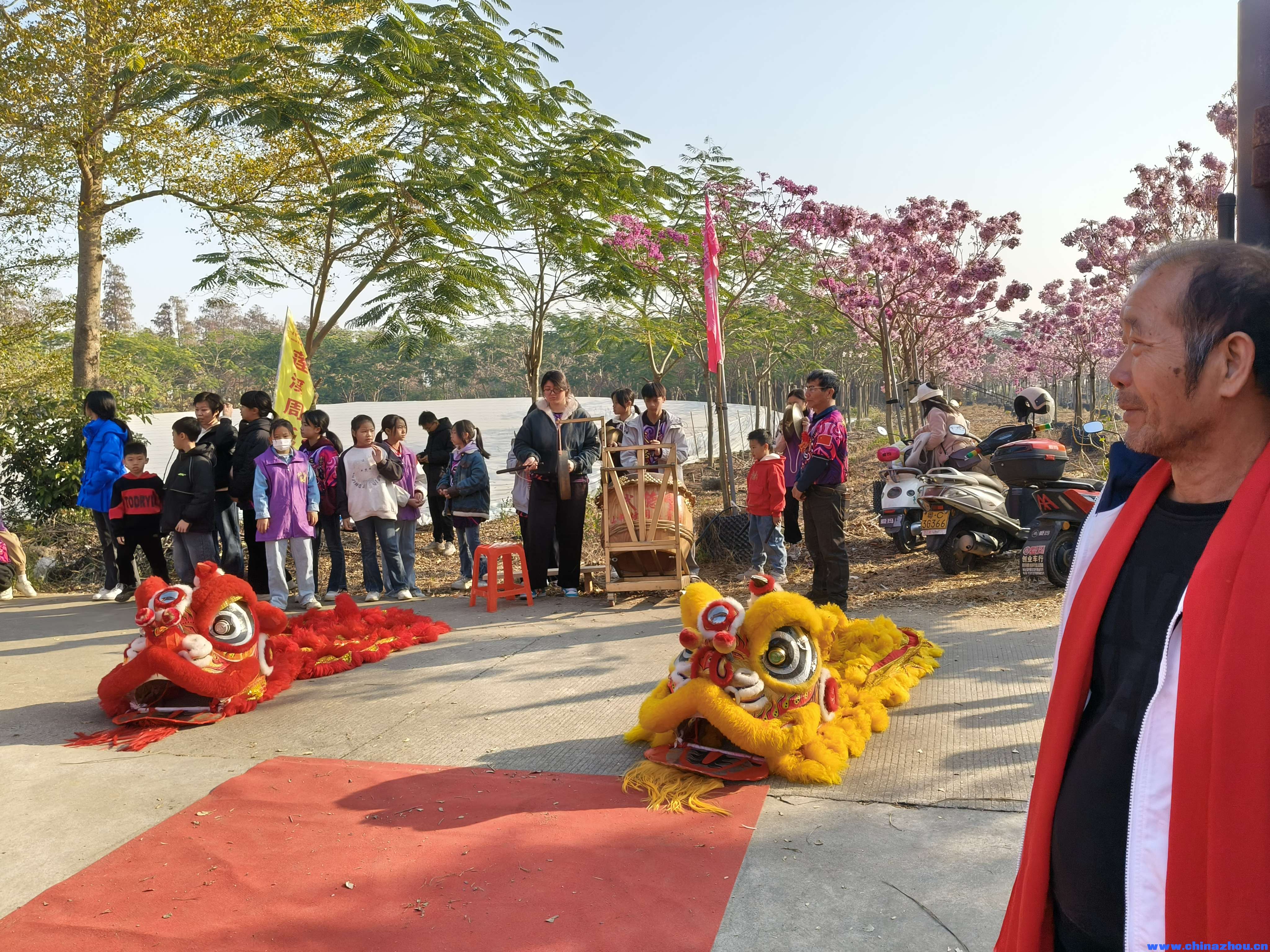 莲溪周館武德堂开业庆典  1. 庆典概况：莲溪周館武德堂举行了一场盛大的开业庆典。庆典现场布置得十分喜庆  ...