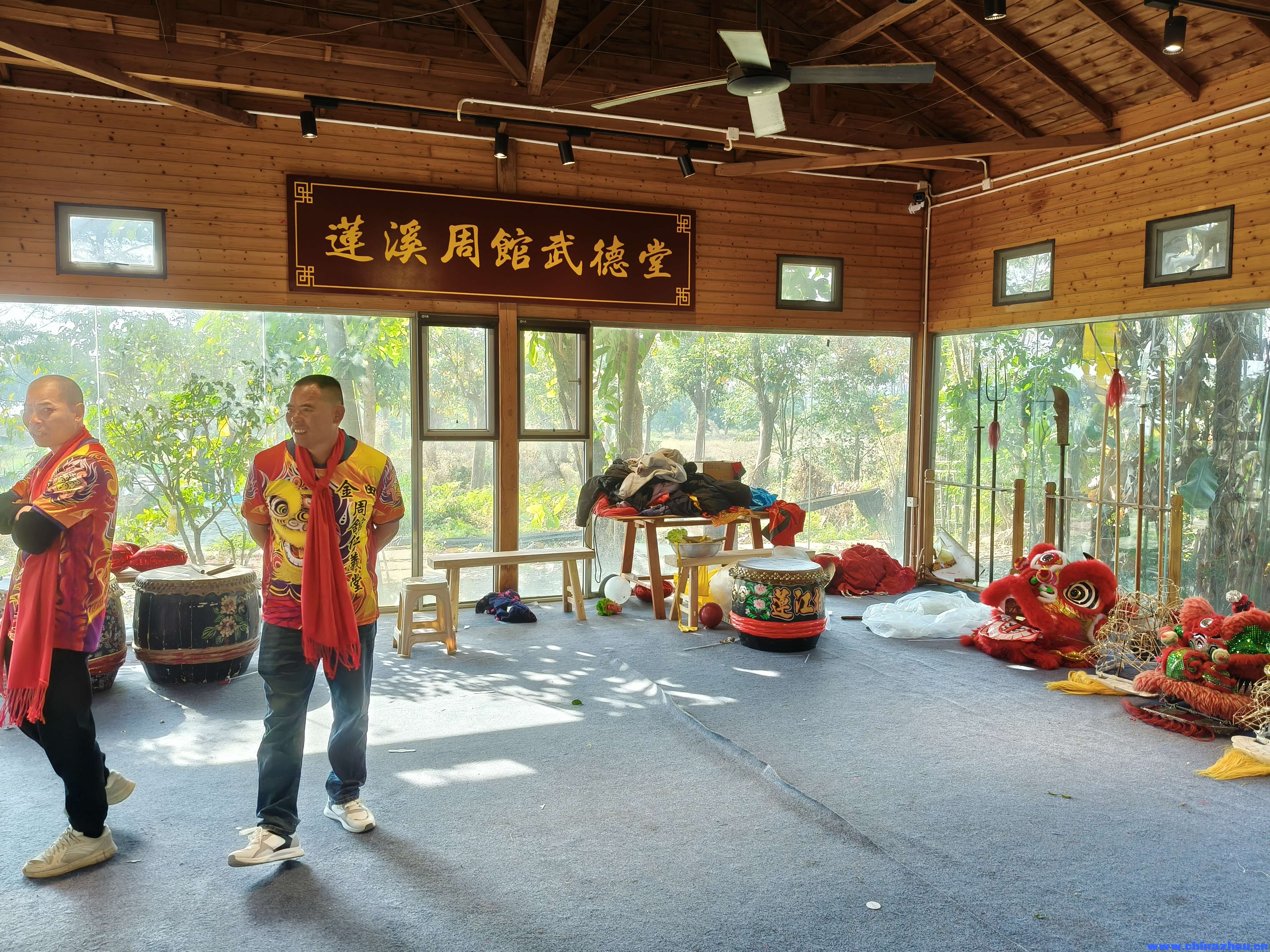 莲溪周館武德堂开业庆典  1. 庆典概况：莲溪周館武德堂举行了一场盛大的开业庆典。庆典现场布置得十分喜庆  ...