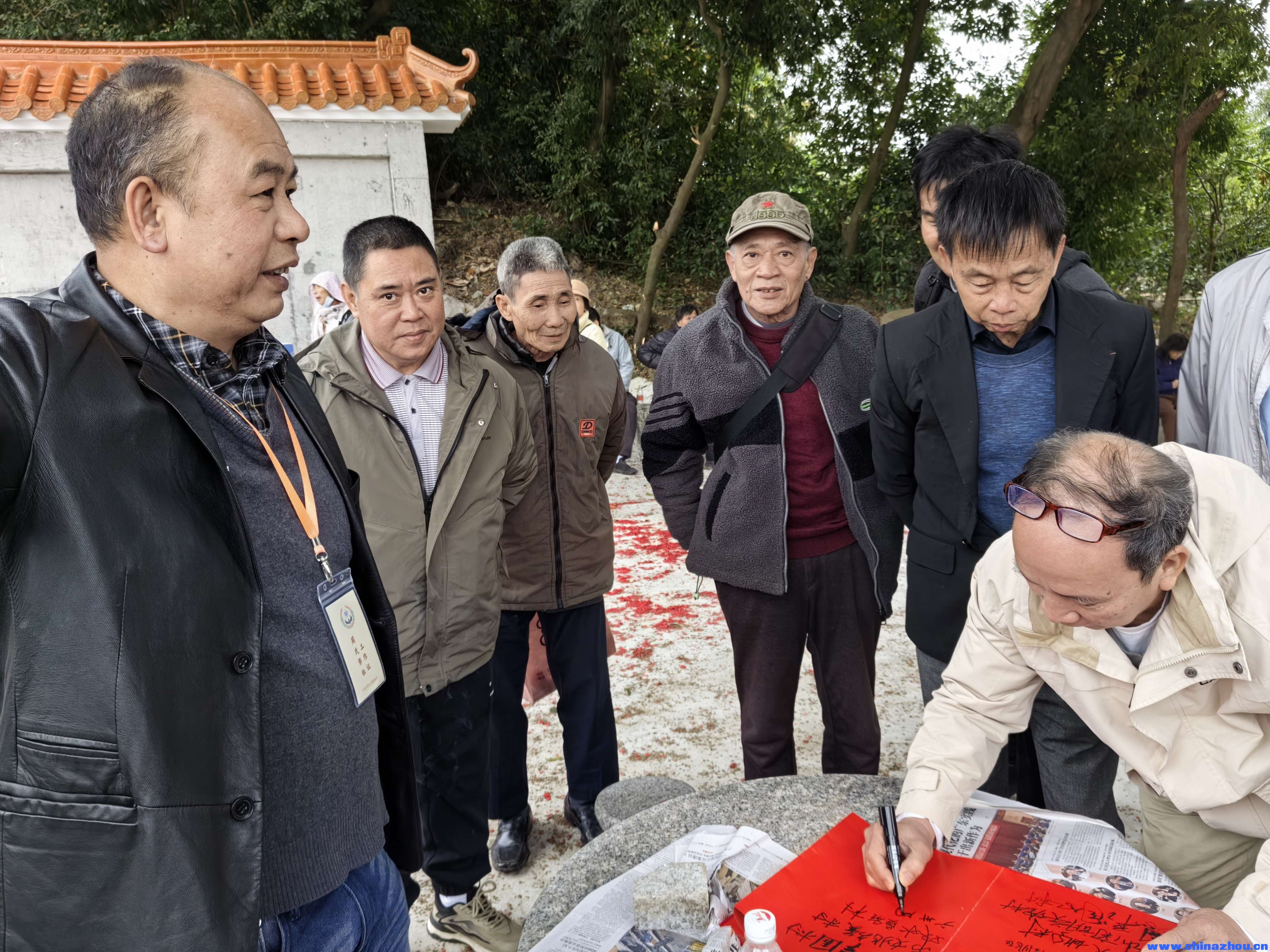 广卅周敬雄宗亲兄弟祭祖.jpg