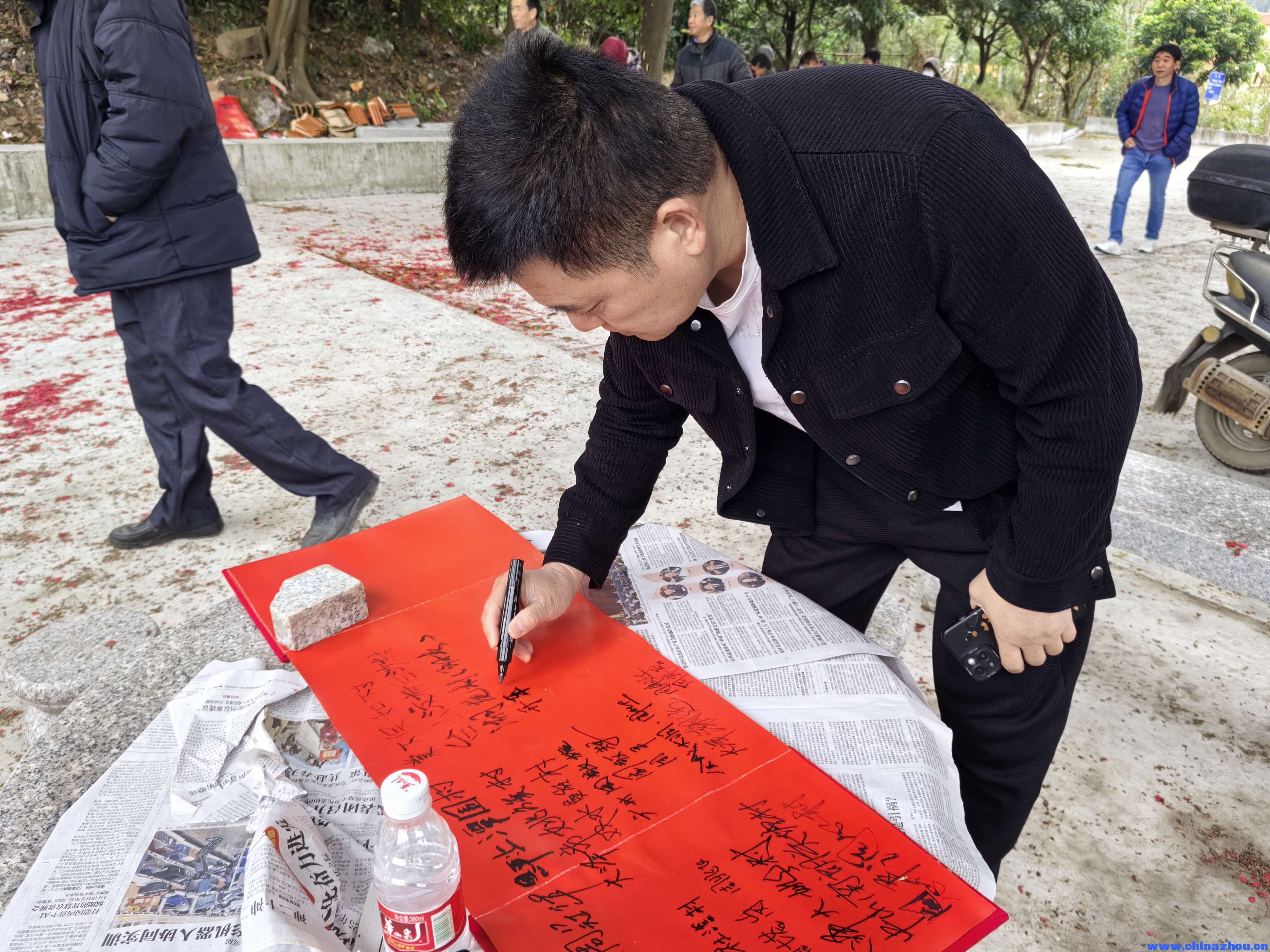  开平上郭村宗亲兄弟祭祖.jpg
