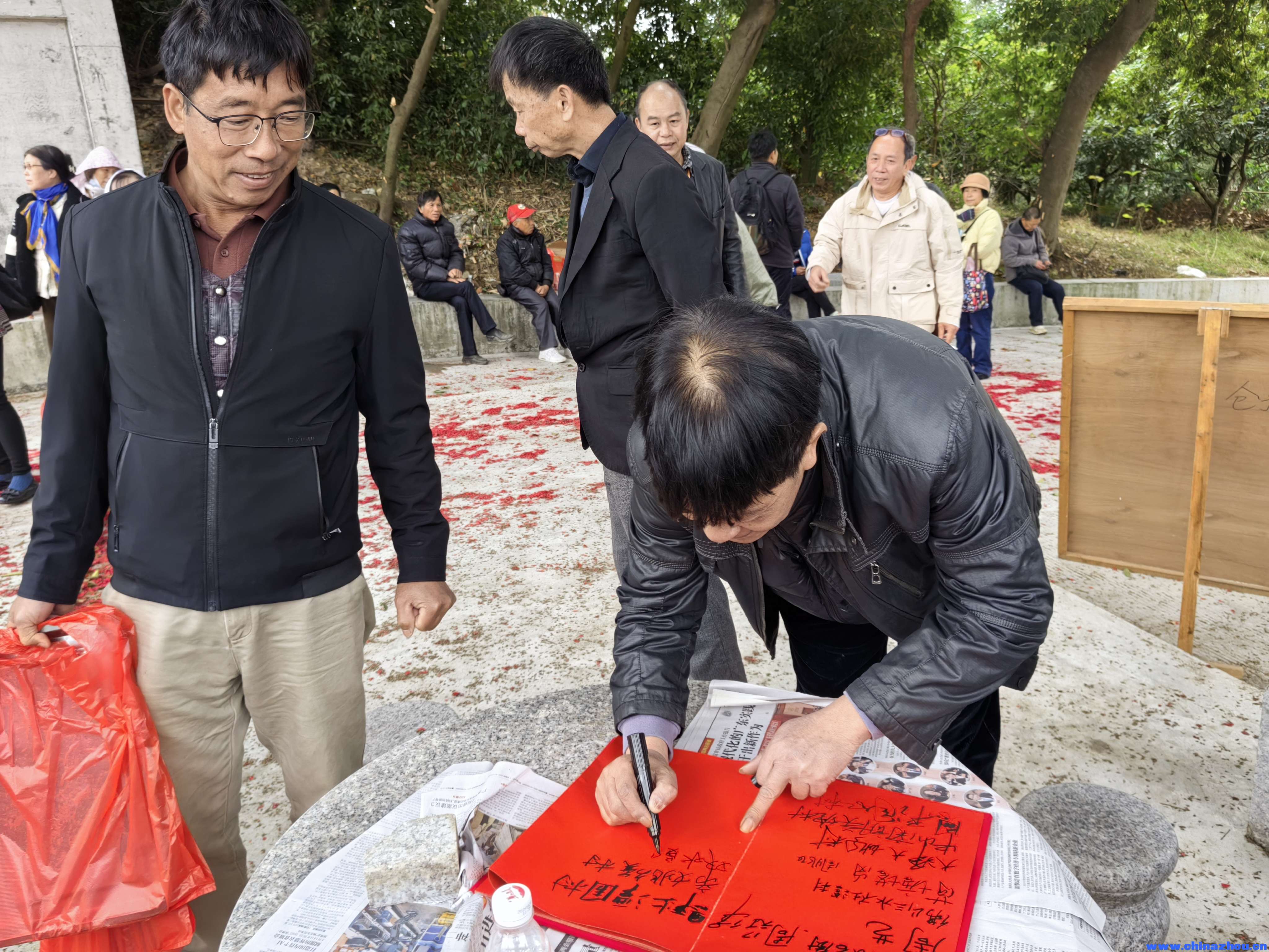 双水员嶺村宗亲兄弟祭祖.jpg