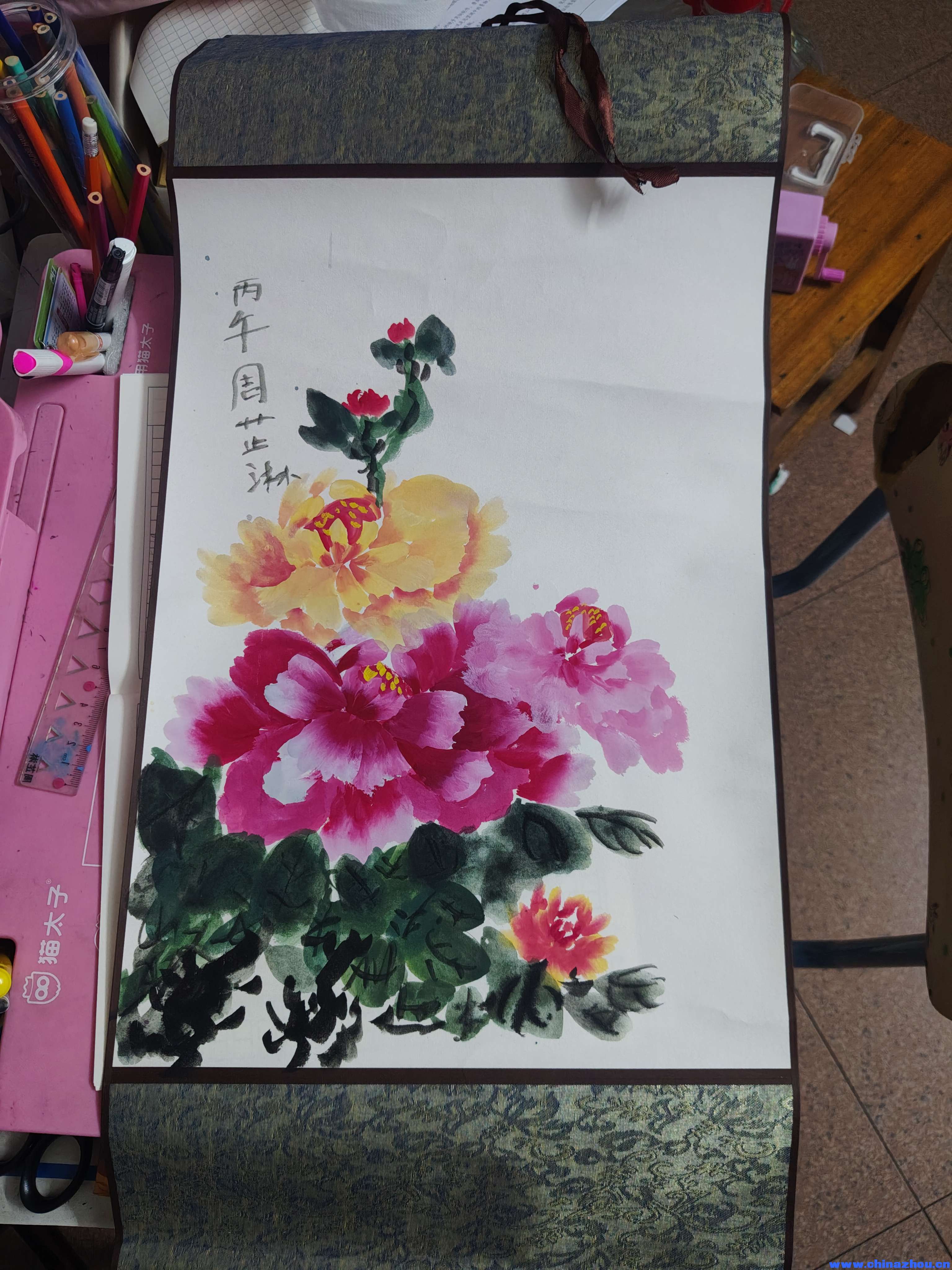 这是一幅八岁孩子创作的国画牡丹，画面色彩鲜艳，构图饱满，展现了孩子对“花开富贵”这一传统题材的初步掌 ...
